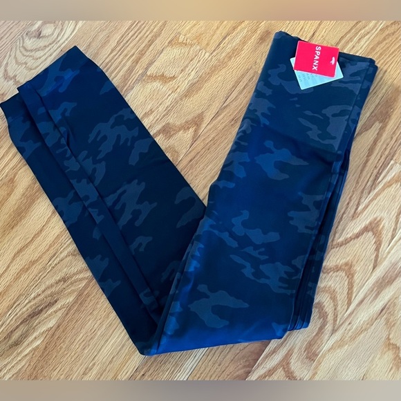 EcoCare Seamless Spanx Leggings Black Camo size Small NWT - Picture 1 of 9